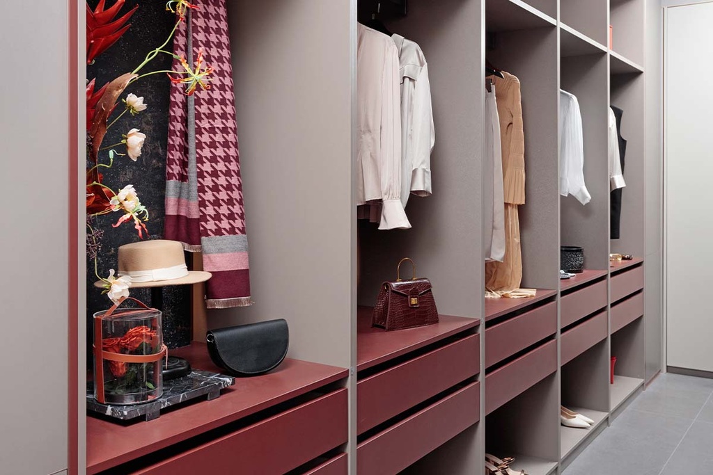 Fitted Light Grey and Red Walk in Wardrobe OBW22-L01