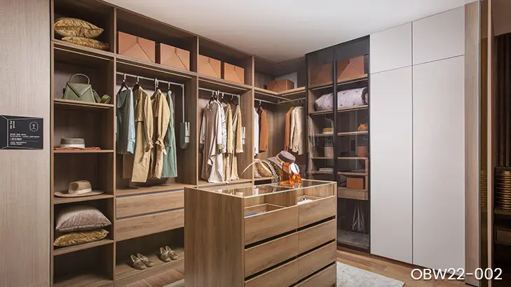 [OBW22-002] Modern Walk-in Closet with Island OBW22-002